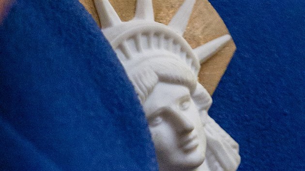 Originln ozdoba na modrm kostmku Madeleine Albrightov (11. listopadu 2016)