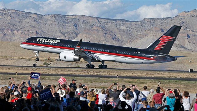 Trump�v Boeing 757-200 b�hem p�edvolební kampan�.