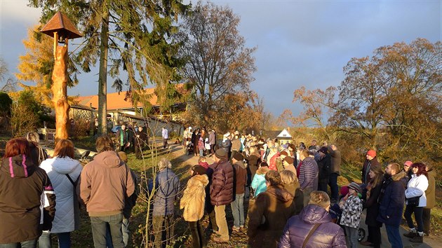 A je malink osada Kalit na zem obce Orlick Podh stranou vech vtch cest, dorazilo na oteven nov zvoniky kolem stovky lid.