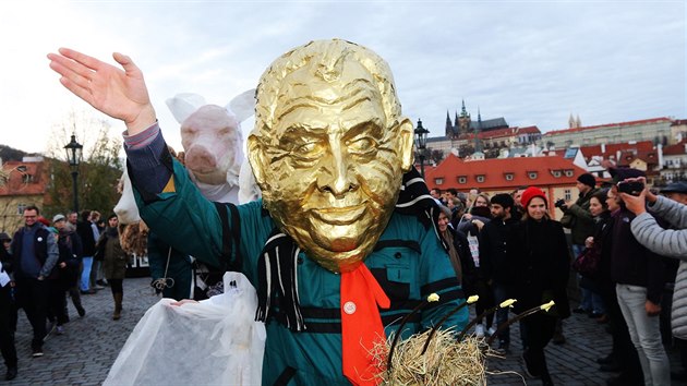 V rmci oslav 17. listopadu proel Prahou i satirick karnevalov prvod nazvan Sametov posvcen. (17. 11. 2016)