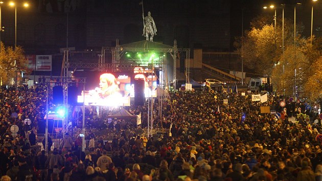 Zaplnn Vclavsk nmst si pipomnlo vro 17. listopadu koncertem.