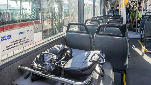 V Praze byl do zkušebního provozu uveden téměř pětadvacetimetrový kloubový autobus Van Hool AGG 300. (14. listopadu 2016)
