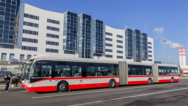 V Praze byl do zkušebního provozu uveden téměř pětadvacetimetrový kloubový autobus Van Hool AGG 300. (14. listopadu 2016)