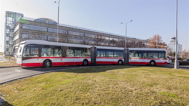 V Praze byl do zkuebnho provozu uveden tm ptadvacetimetrov kloubov autobus Van Hool AGG 300. (14. listopadu 2016)