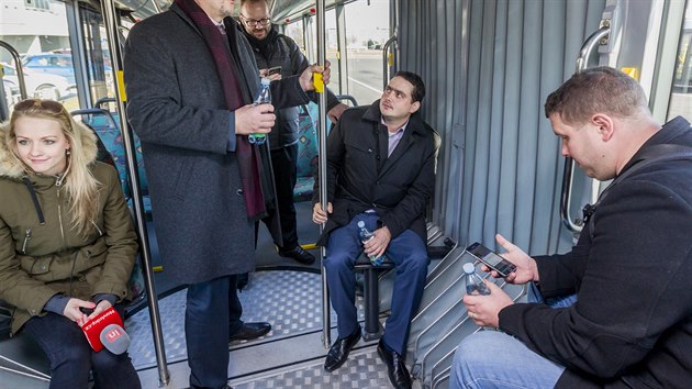 V Praze byl do zkušebního provozu uveden téměř pětadvacetimetrový kloubový autobus Van Hool AGG 300. U první jízdy byl i pražský radní pro dopravu Petr Dolínek (sedící uprostřed). (14. listopadu 2016)
