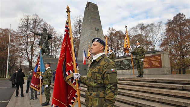 Válečné veterány uctívají i nynější vojáci. (11. listopadu 2016)