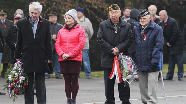 Vzpomínkových akcí se pravidelně zúčastňuje i Michal Salomonovič (vlevo), který přežil Osvětim i bombardování Drážďan. (11. listopadu 2016)