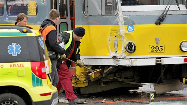 V Plzni se srazila tramvaj s autobusem, záchranáři ošetřili 17 zraněných