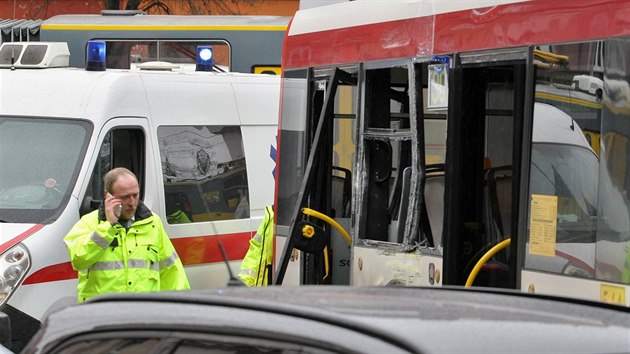 V Plzni se srazila tramvaj s autobusem, zchrani oetili 17 zrannch