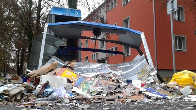 Vbuch rozmetal kontejner na tdn odpad v eskch Budjovicch.