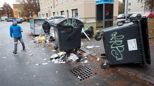 Jakub Merta (v modr bund) se ve tvrtek dopoledne piel podvat na znien kontejner. Bydl pr set metr od msta vbuchu a rna ho vzbudila.