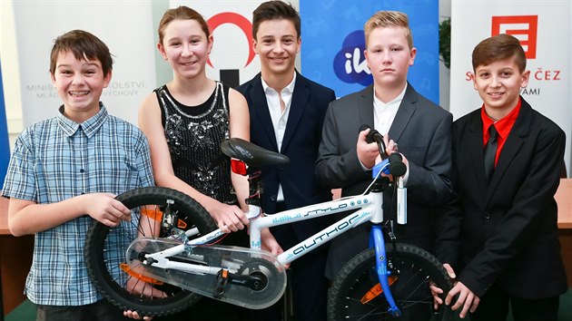 Tým ze základní školy ve Slaném vymyslel přístroj, který nabíjí mobil díky energii vytvořené šlapáním na bicyklu. Získal díky tomu cenu Česká hlavička.