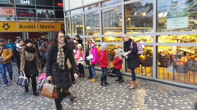 Krasobruslai z klubu KK Stadion Praha rozdvali denk Metro na Andlu.