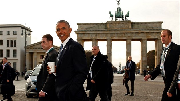 Dosluhujc americk prezident Barack Obama na sv posledn zahranin cest v Berln (17. listopadu 2016).