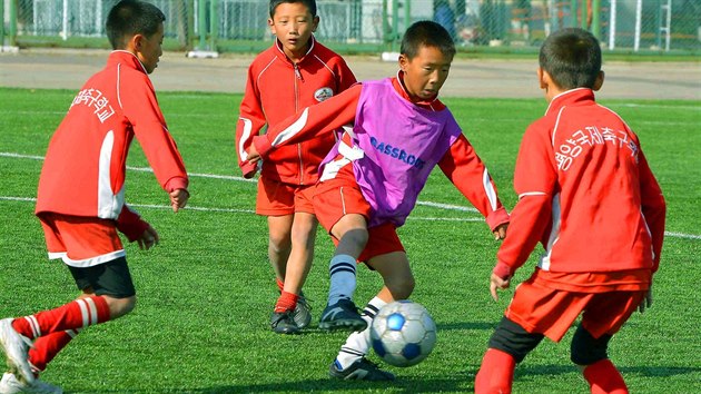 Trnink malch fotbalist v pchjongjangsk akademii.