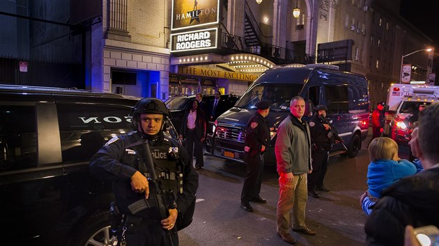 Budouc americk viceprezident Mike Pence navtvil na Broadwayi muzikl (18. listopadu 2016)