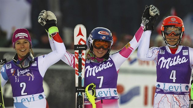 TROJICE NEJLEPCH. Uprosted vtzka prvnho slalomu sezony Mikaela Shiffrinov, vlevo druh Wendy Holdenerov a tet Petra Vlhov.