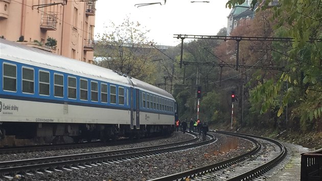 V eleznin vhybn Praha-Vyehrad vyjel posunovan vlak proti osobnmu vlaku s pasary (10.11.2016).