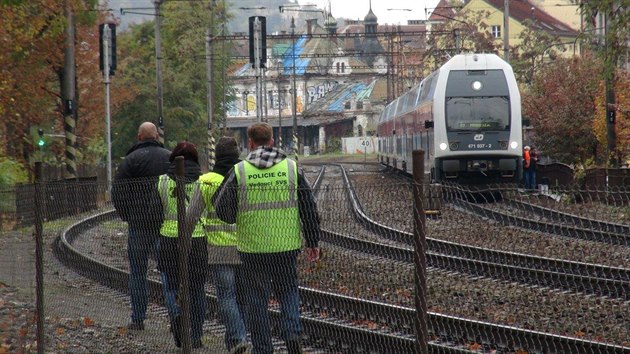 V eleznin vhybn Praha-Vyehrad vyjel posunovan vlak proti osobnmu vlaku s pasary (10.11.2016).