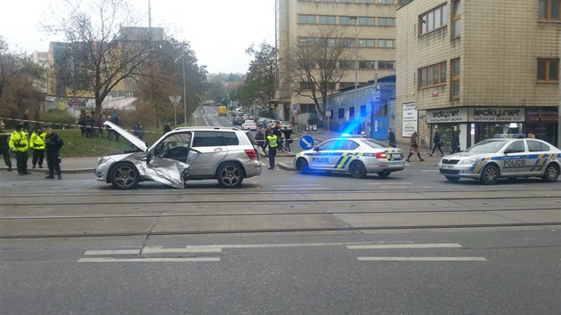 V Seifertov ulici na ikov se stetla tramvaj s autem (15.11.2016).