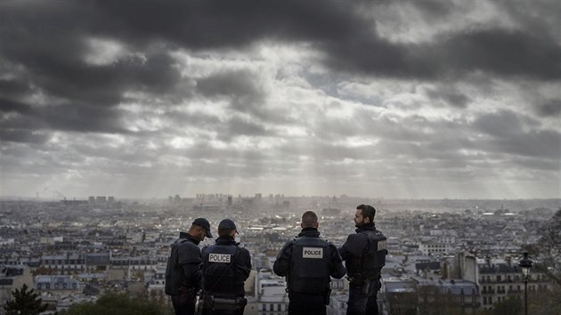 Rok poté. Na horní fotce jsou policisté hlídkující nedaleko kostela Sacre Coeur, na vrcholu kopce Montmartre s výhledem na Paříž. Na dolní pak turisté na tom samém místě. (8.listopadu 2016)
