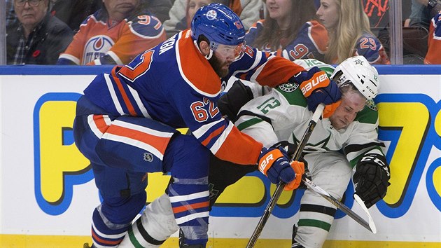 Radka Faksu z Dallasu tsn u mantinelu Eric Gryba z Edmontonu.