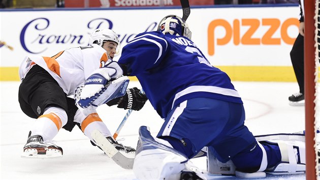 Travis Konecny z Philadelphie v anci ped brankem Toronta Frederikem Andersenem.