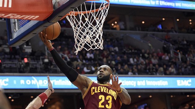 LeBron James z Clevelandu zakonuje v utkn proti Washingtonu.