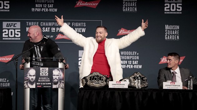 Irsk fighter Conor McGregor na tiskov konferenci ped turnajem UFC 205.