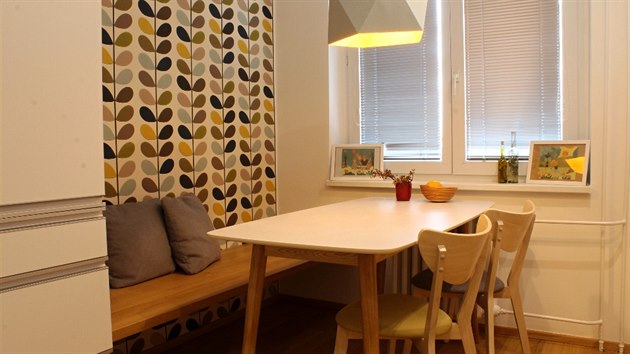 Tapeta v retro stylu zcela odpovídá skandinávskému stylu, stejně jako praktický stůl, lavice a židle.
