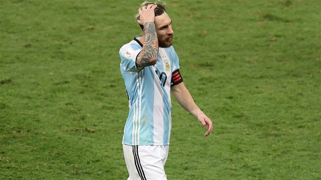 Zklaman argentinsk kapitn Lionel Messi  opout hit pot, co jeho tm podlehl Brazlii 0:3.