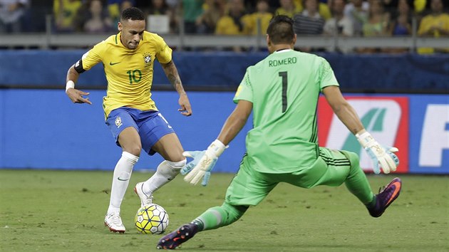 Brazilsk kapitn Neymar v anci ped argentinskm brankem Sergiem Romerem.