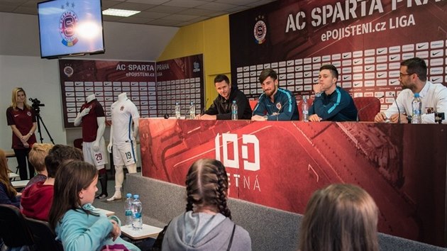 Fotbalist Sparty na tiskov konferenci s dtmi.