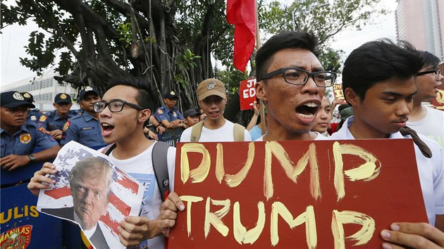 Proti Trumpovi lid protestovali i ped americkou ambasdou ve filipnsk...
