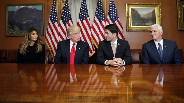 Donald Trump s man�elkou Melanii a budouc�m viceprezidentem Mikem Pencem...