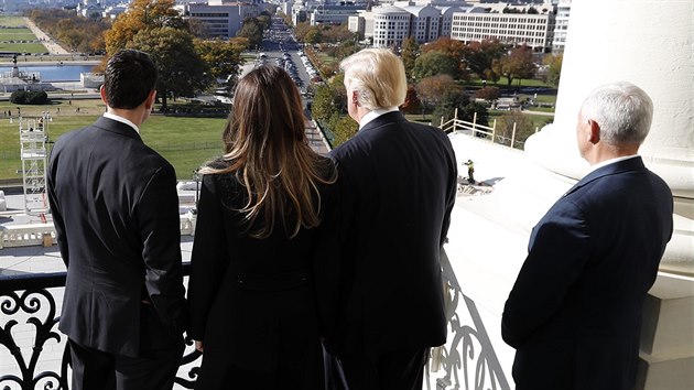 Donald Trump s manelkou Melanii a budoucm viceprezidentem Mikem Pencem...