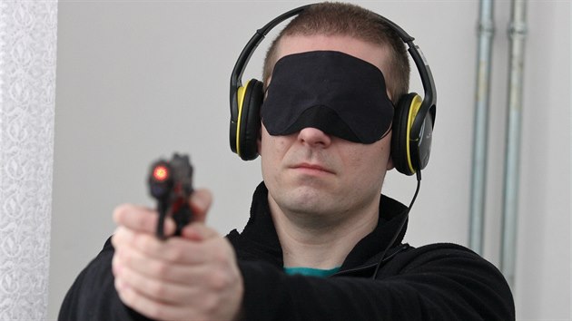 Několikanásobný mistr České republiky ve zvukové střelbě Lukáš Lacina se svou zbraní - znehodnocenou a upravenou pistolí CZ 75.
