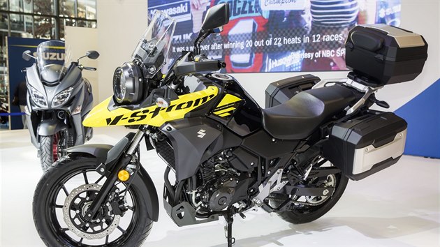 Suzuki V-Strom 250: Cestovn endurko dostalo atraktivn design s kulatm svtlometem, ale bon profil pipomn tak  linii velkch VStrom.