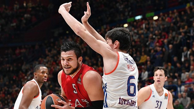 Alessandro Gentile (v ervenm) z Armani Miln to na ko Anadolu Efes Istanbul kolem Cediho Osmana.