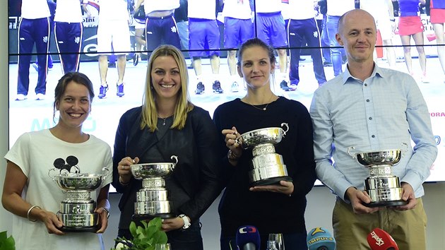 Setkn s eskmi tenistkami po vtzstv ve Fed Cupu. Na snmku zleva Barbora Strcov, Petra Kvitov, Karolna Plkov a kapitn Petr Pla.