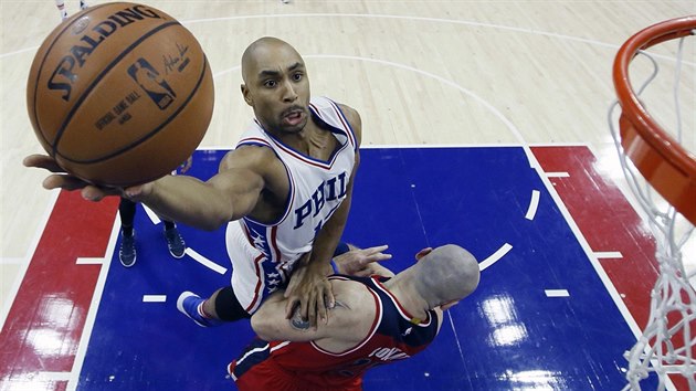 Gerald Henderson z Philadelphie let ke koi Washingtonu pes Marcina Gortata.