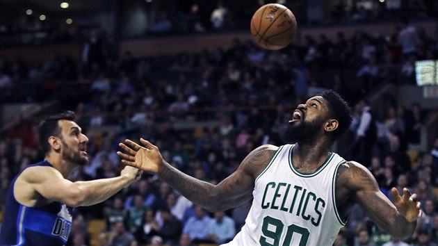 Andrew Bogut (vlevo) z Dallasu a Amir Johnson z Bostonu sleduj m.