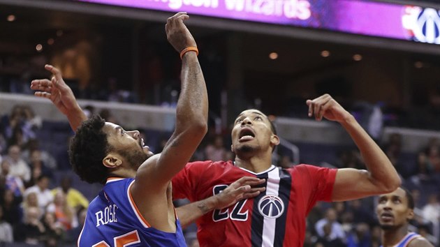 Derrick Rose (vlevo) z New Yorku a Otto Porter z Washingtonu v souboji na doskoku.