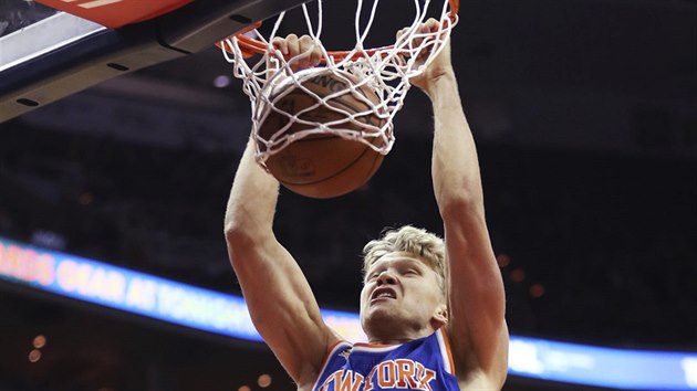 Mindaugas Kuzminskas z New Yorku smeuje do washingtonskho koe.