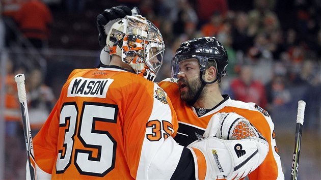 Steve Mason (vlevo) a Radko Gudas slav vhru Philadelphie.