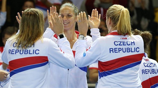 TAK POJME! Karolna Plkov (elem) se povzbuzuje s Luci Hradeckou (vlevo zdy) a s Petrou Kvitovou
