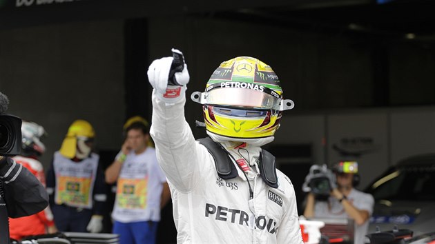 Lewis Hamilton slav vtzstv v kvalifikaci na Velkou cenu Brazlie.