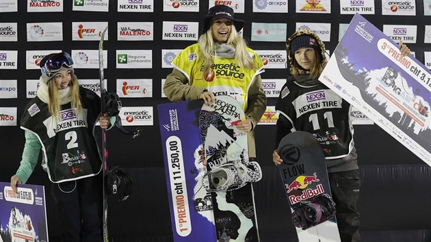 Rakousk snowboardistka Anna Gasserov (uprosted) slav vhru v Big Airu v Miln, vlevo je Hailey Langlandov z USA, vpravo pak tet rka Panochov.