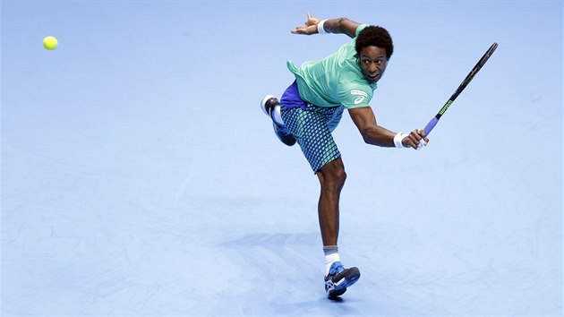 Gal Monfils returnuje v duelu na Turnaji mistr.