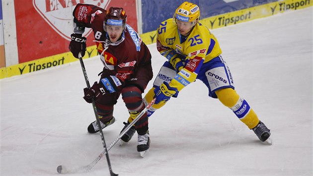 Spar�ansk� �to�n�k Luk� Cingel (vlevo) vede puk, br�n� ho Pavel Kubi� ze Zl�na.